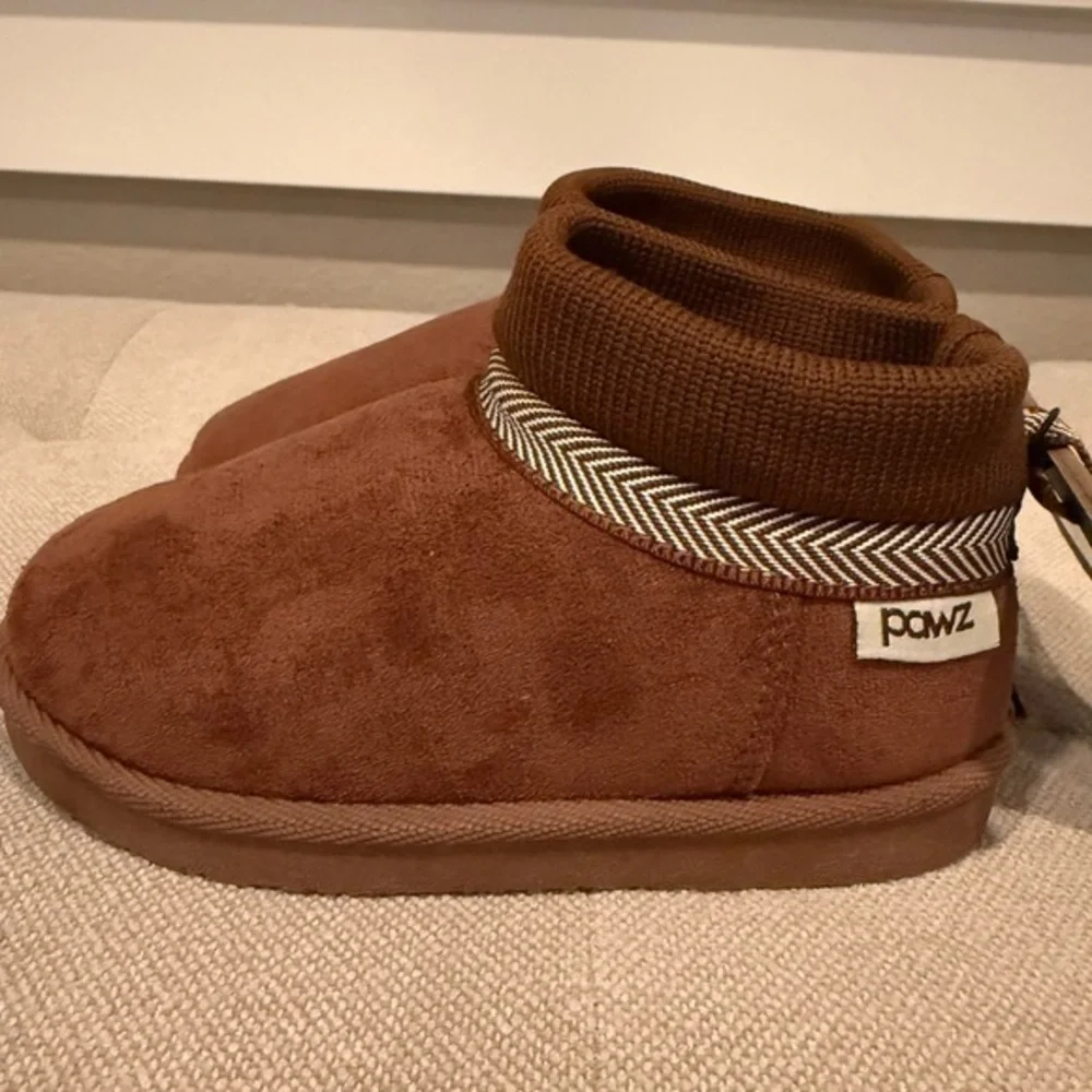 NWT PAWZ brown slippers size 9/10 (3-4 years)